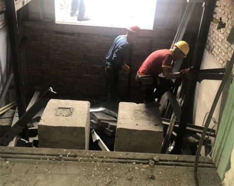 电梯运行中突然停电了怎么办_电梯停电会不会坠落